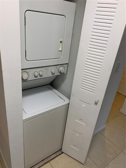 Building Photo - 1013 Coral Club Dr