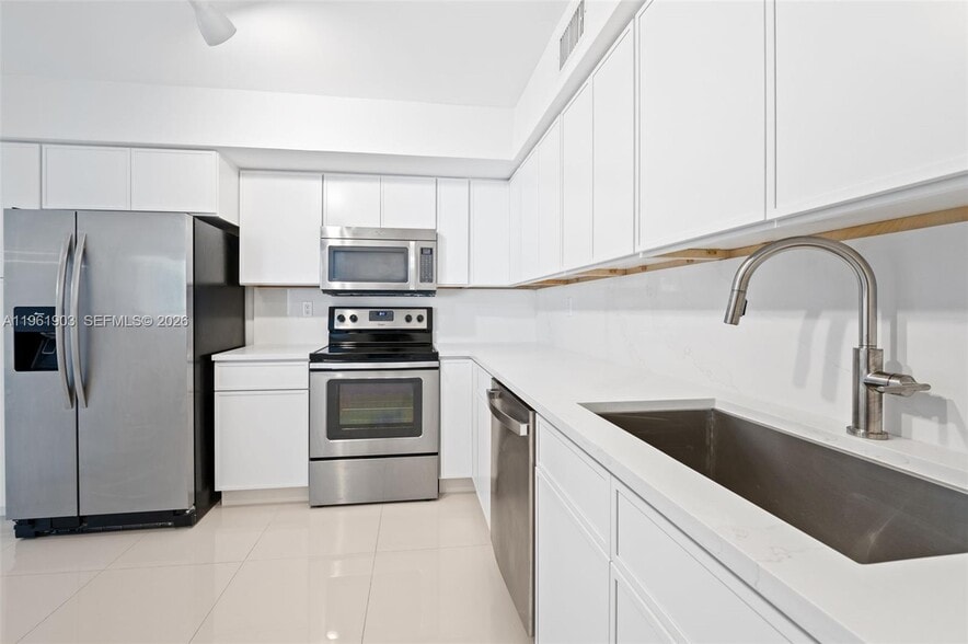 Building Photo - 3500 Mystic Pointe Dr