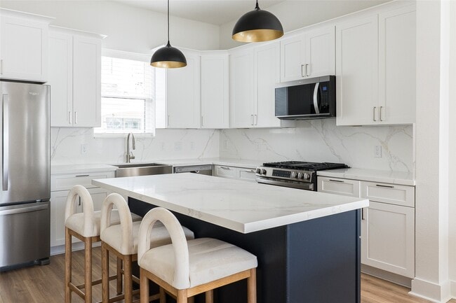 Building Photo - 2428 Ella Blvd