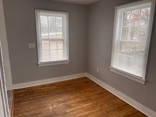 Building Photo - 606 Kingwood Dr