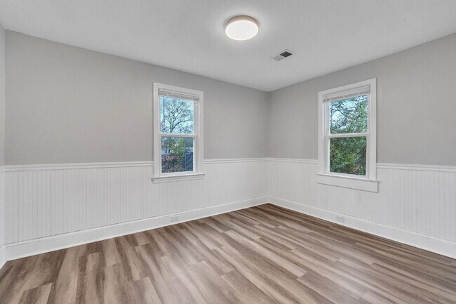 Building Photo - Stylish 2-Bedroom, 1-Bath Home with Contemporary Finishes ($1200/mo base rent***)