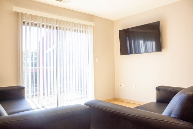 Interior Photo - 1106 Euclid St