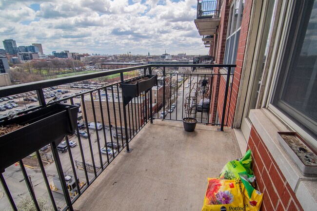 Building Photo - 6 S Laflin St