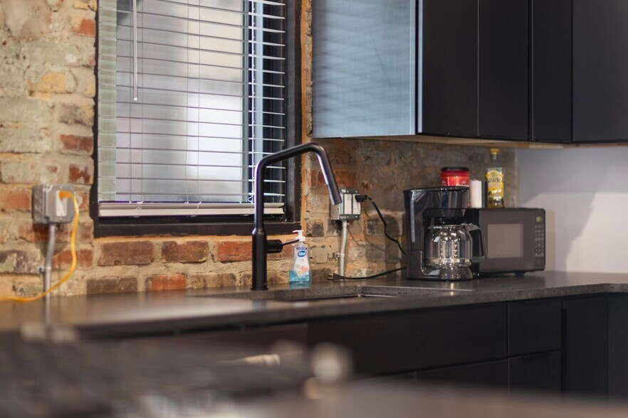 Building Photo - 18 Bank St