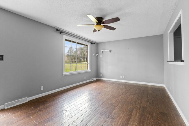Building Photo - 2560 Memorial Dr