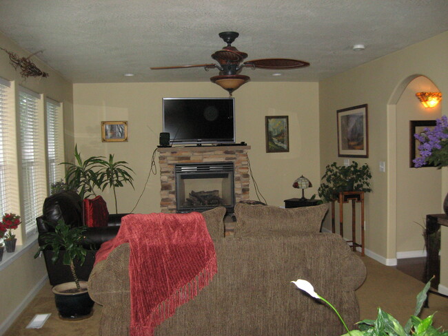 Building Photo - 657 Spring Valley Dr