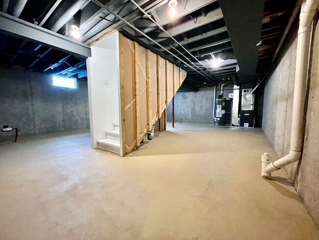 Building Photo - Beautiful, Spacious 3 bed/2 bath House near West Village!