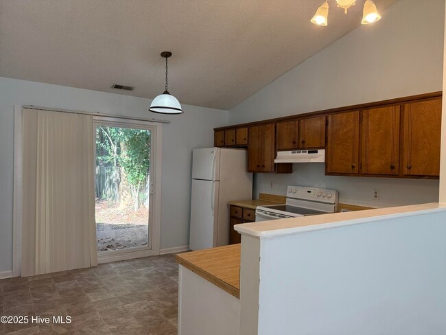 Building Photo - 133 Twin Wood Dr
