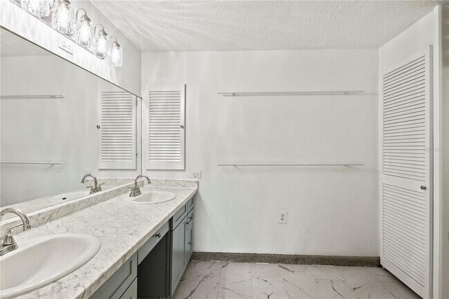 Building Photo - 17511 Canal Shores Dr