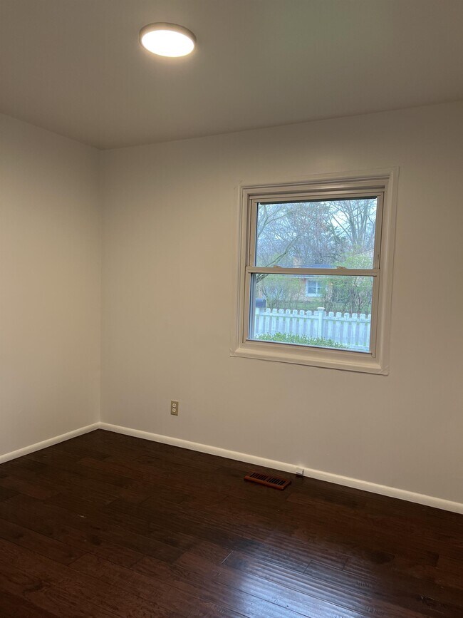 Building Photo - 3631 Decamp Dr