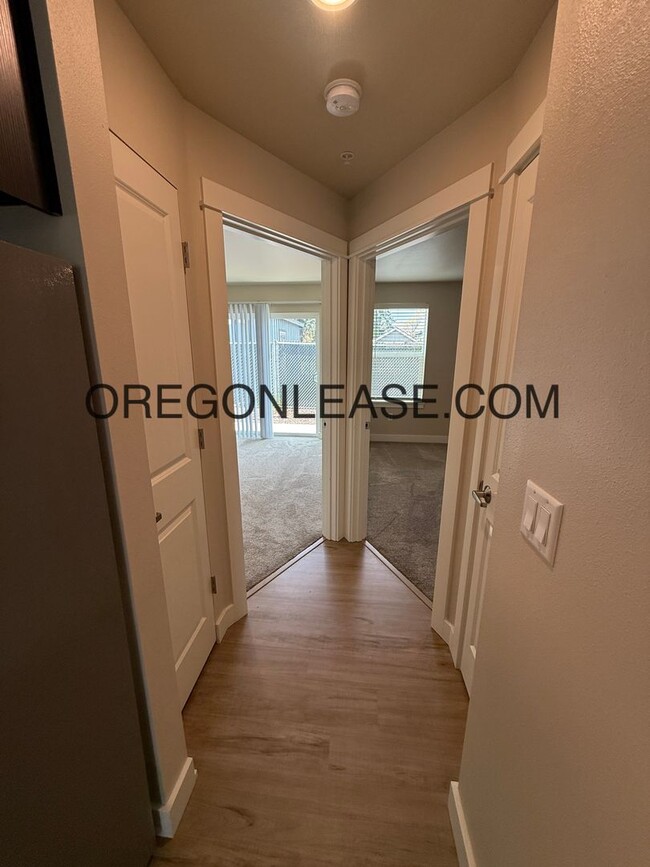 Building Photo - Newer 2-Bedroom Apartment located off Jasper rd in South Springfield