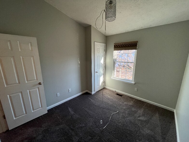 Building Photo - 225 Sherando Cir