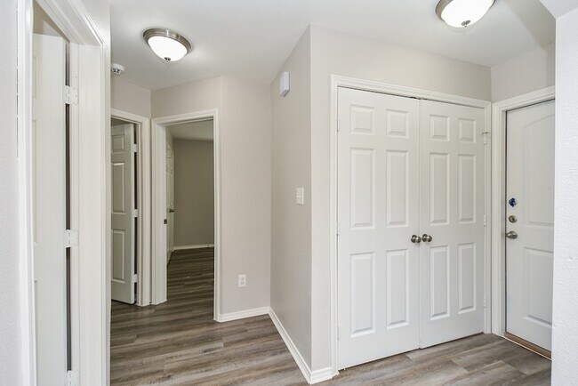 Building Photo - 946 Oak Falls Dr