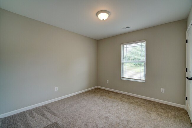 Building Photo - Lovely 3 BR, 2 BA Ranch Home, 2 Car Garage...