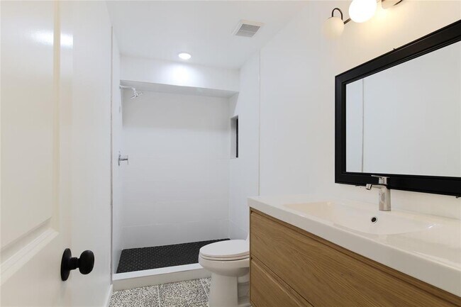 Building Photo - 305 Rowland Dr