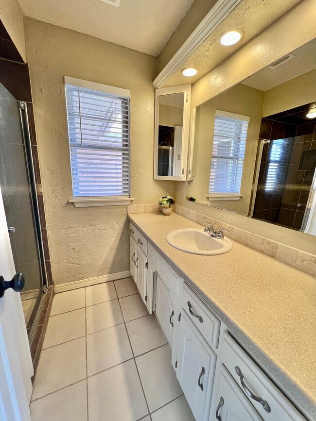Building Photo - Great 3 bed/2 bath Home in Moore!  Availab...