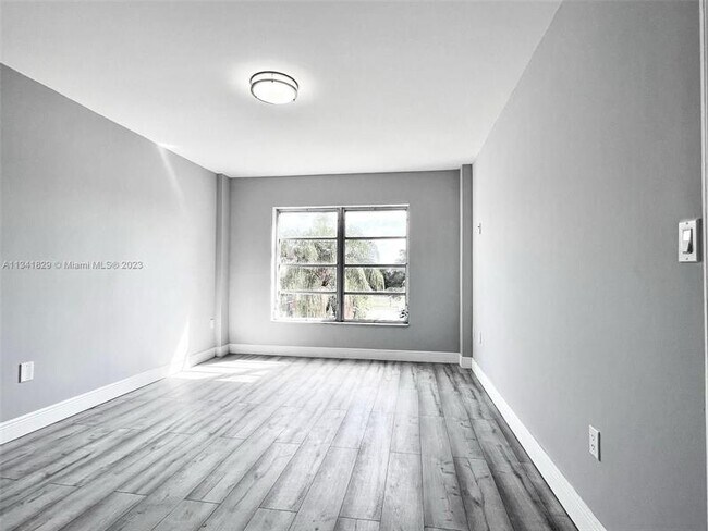 Building Photo - 4174 Inverrary Dr
