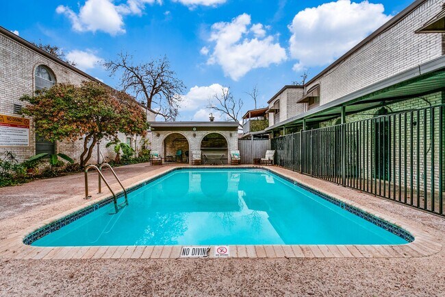 Building Photo - 2-BEDROOM CONDO AT OLMOS PARK TOWNHOMES