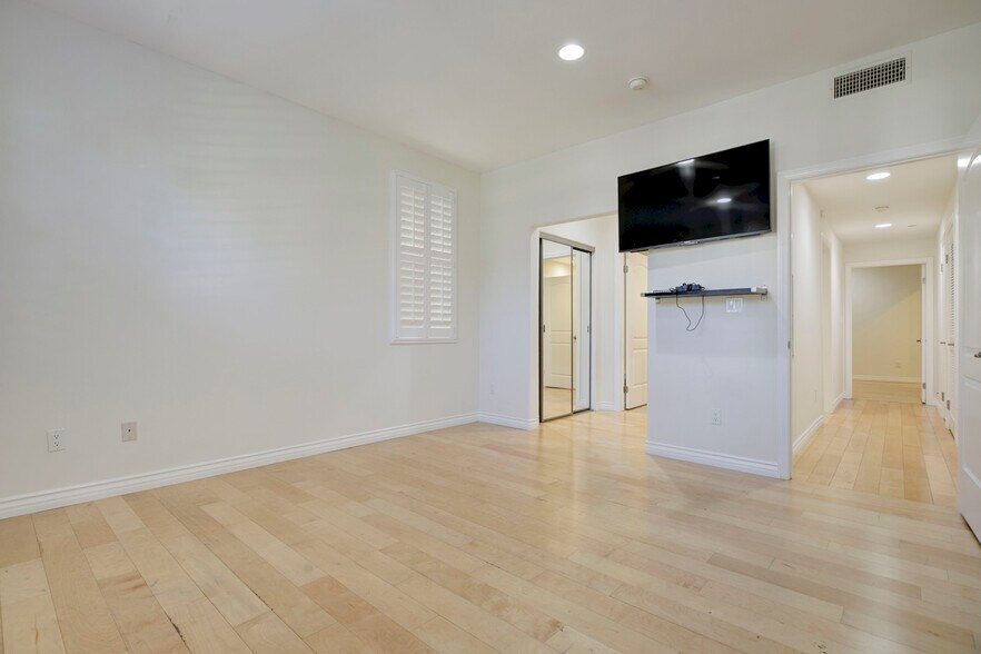 Building Photo - 556 E Palm Ave