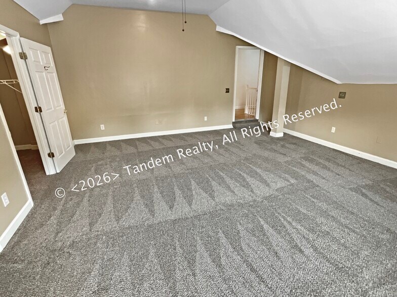 Building Photo - 309 Oakcrest Ct