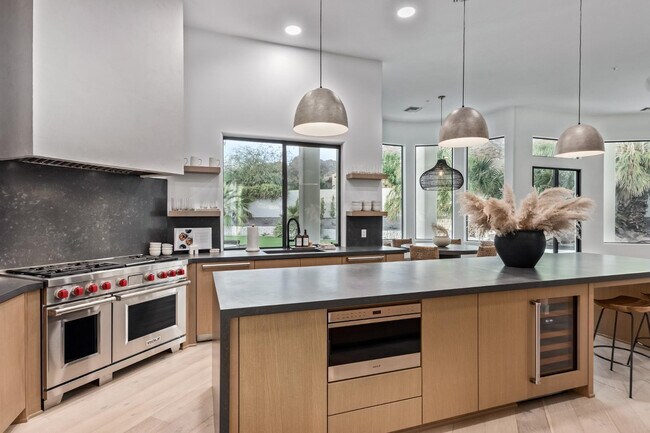 Building Photo - 5316 E Royal View Dr S