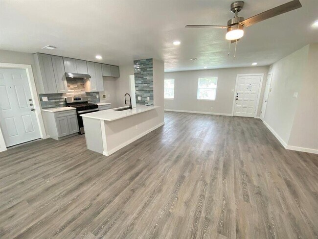 Building Photo - 9605 Newfoundland Cir