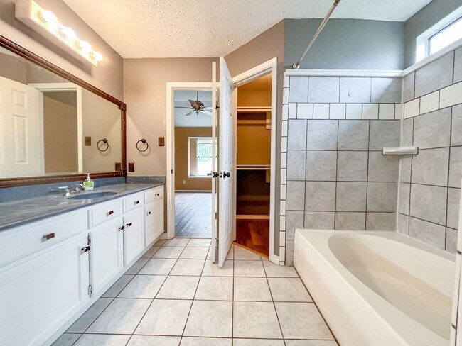Building Photo - 3406 Bamboo Ln