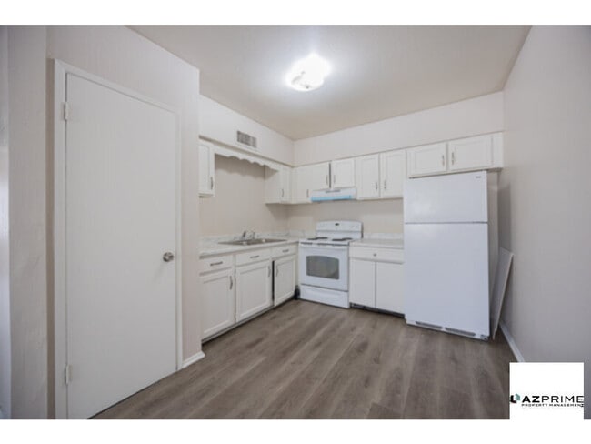 Building Photo - Discover Urban Sophistication in this Charming 2/1 Mesa 4-plex Unit!