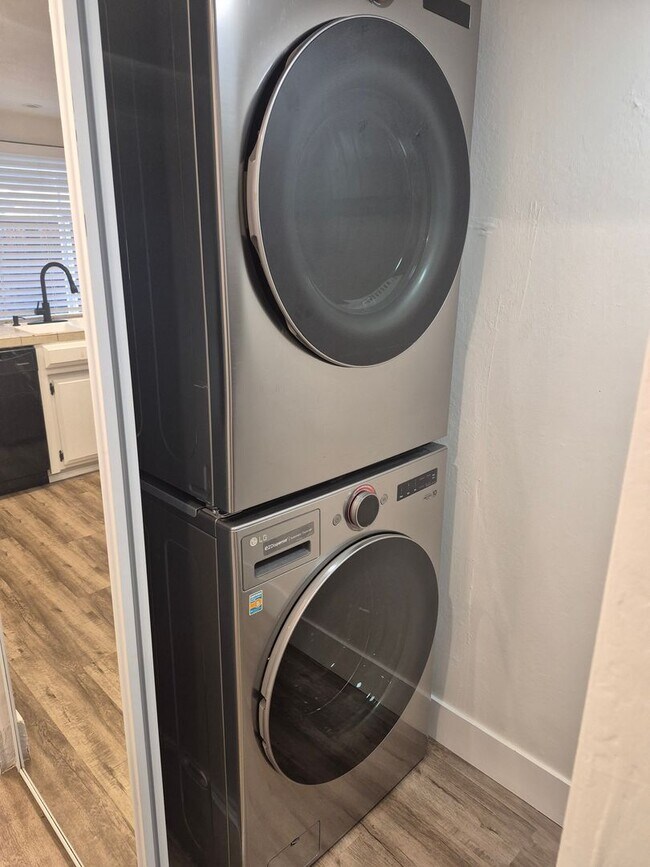 Building Photo - 3 Bedroom 2.5 Bath Carmichael Condo