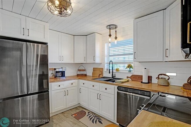 Building Photo - 1050 Hillsboro Mile