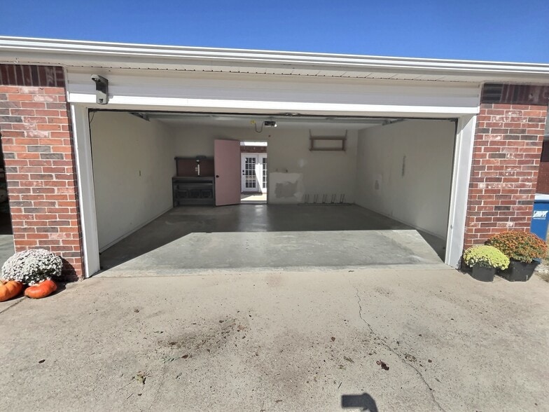 Building Photo - 601 Camellia Dr