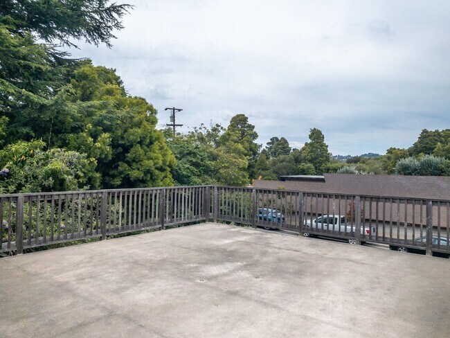 Building Photo - 2BR/1BA Shared Garage + W/D + Deck PROGRES...