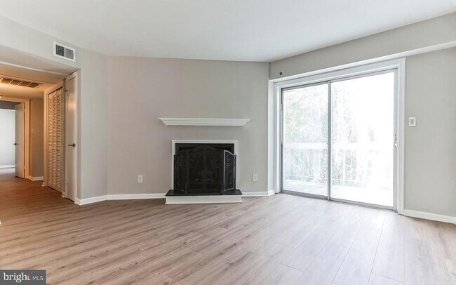 Building Photo - 3179 Summit Square Dr