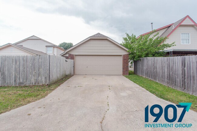 Building Photo - 2102 Briarcliff Dr
