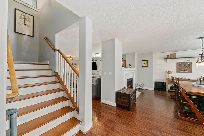Building Photo - 5 Bedroom Home in Red Feather Estates - Me...