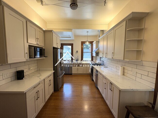 Building Photo - Furnished 1bd/1ba Midtown Duplex!