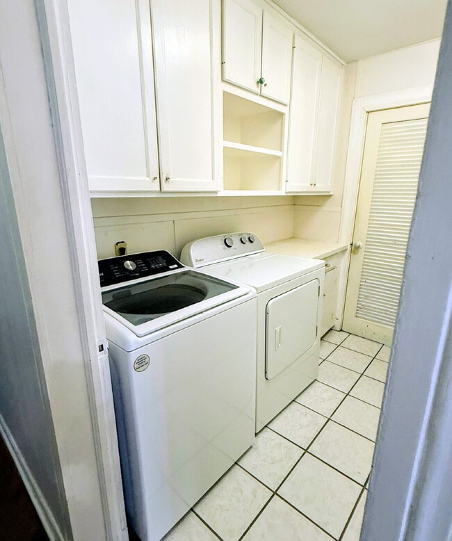 Building Photo - 3BR/2BA Cottage-Style Home, offering timeless character for Lease