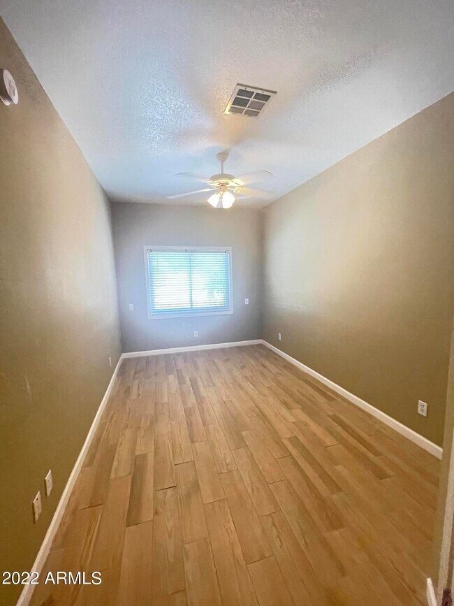 Building Photo - 658 N Poplar Ct