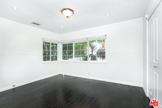 Building Photo - 1210 S Bedford Dr