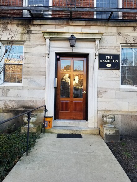 Entry - 101 W 39th St