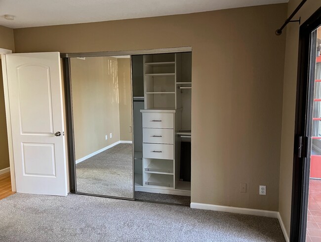 Building Photo - Spacious 3 Bed 2 Bath Condo Located in Desirable Mountain View Location