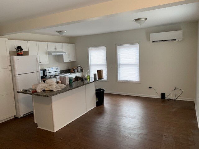 Building Photo - 136 Grand Ave