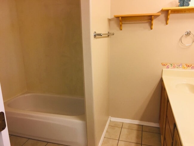 Building Photo - Very nice 2 Br house with 1 car garage