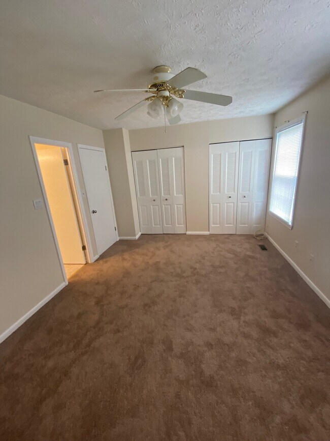 Building Photo - 1046 Agate Dr