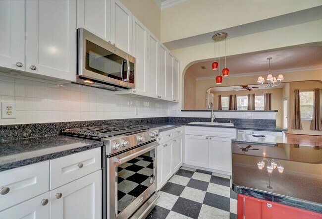 Building Photo - MUST SEE!! 3-Bedroom Home in Bay Breeze Point! Vaulted Ceilings - 1st Floor Primary Bedroom - Att...