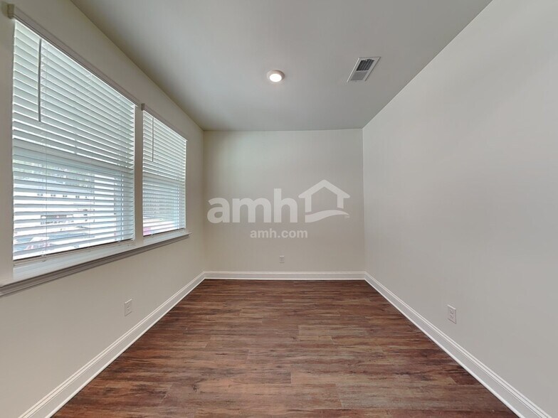 Building Photo - 636 Rivermist Dr