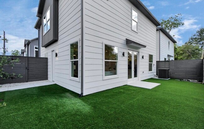 Building Photo - 6555 Sealey St