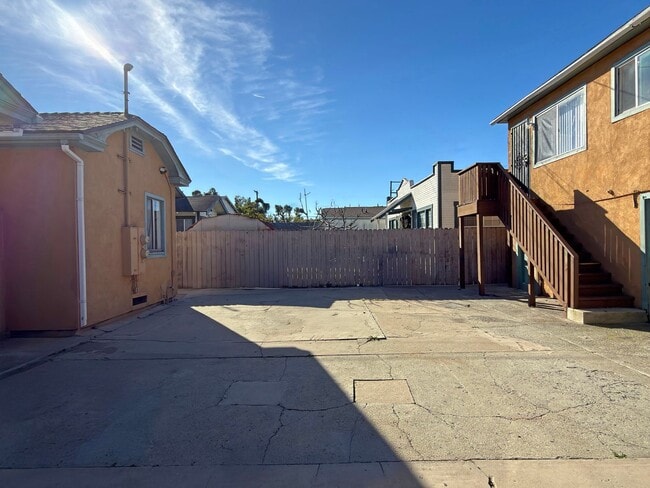 Building Photo - **2255 Linden Ave Long Beach** Downstairs 1 bedroom 1 bath !!2 weeks free OAC!!