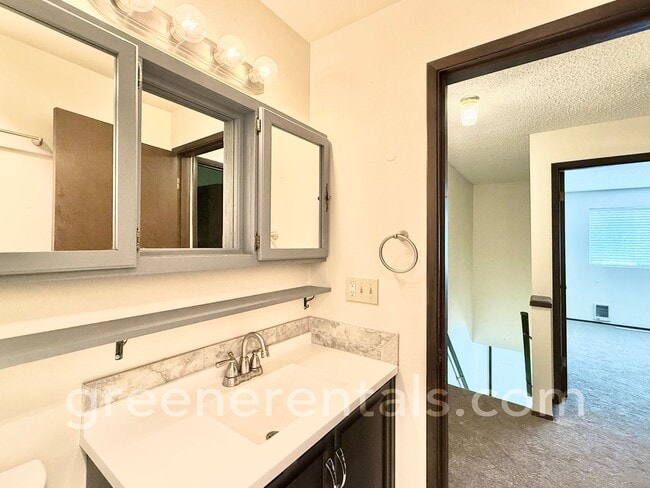 Building Photo - 2-Bedroom 1.5-Bathroom Condo in West Olympia