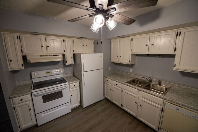 Building Photo - Lovely 3 Bed / 2 Bath in Private Setting--AVAILABLE NOW!!!